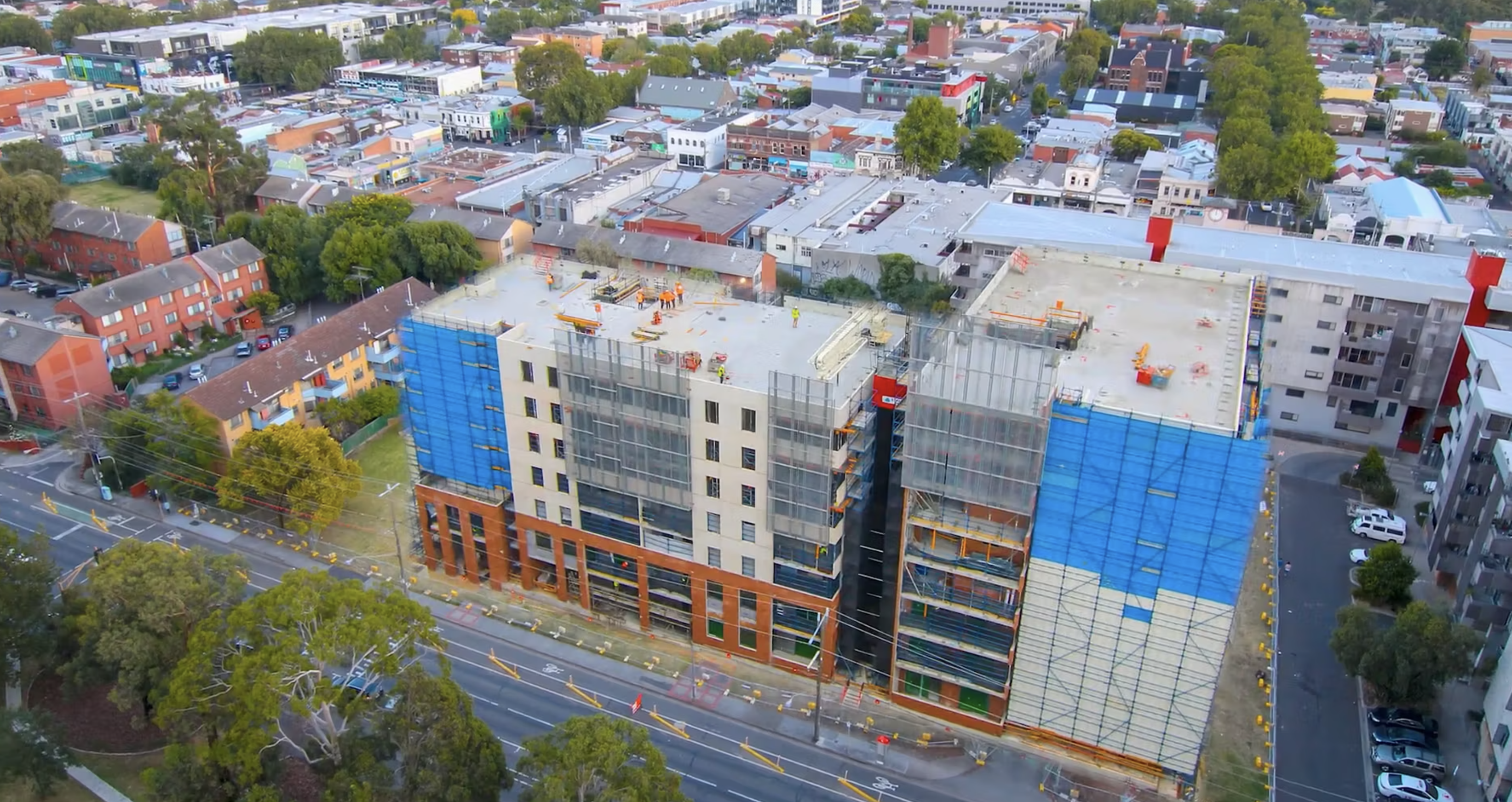 A camera setup capturing a construction site over time using time-lapse technology, showing dynamic progress from foundation to structure completion.